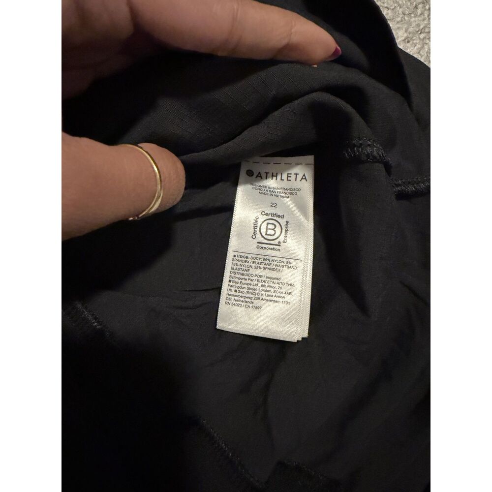Athleta Trekkie North Mid rise womens short in black - Picture 5 of 8